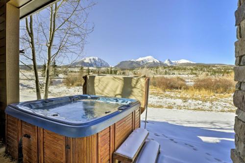 Modern Silverthorne Townhome With Hot Tub And Mtn Views