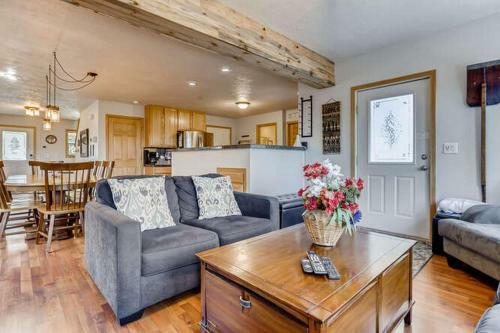 300 Lodgepole By Book By Owner