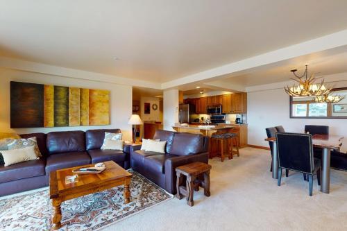 Torian Plum Plaza 401