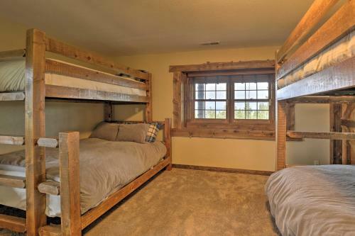 Lavish Mountain Retreat With Large Deck And Game Room!