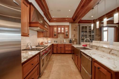 Lorian 4 - Luxurious Ski-in Ski-out Forest Condo