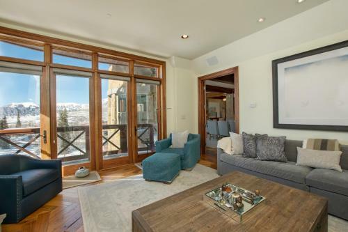 Lorian 4 - Luxurious Ski-in Ski-out Forest Condo