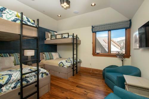 Lorian 4 - Luxurious Ski-in Ski-out Forest Condo