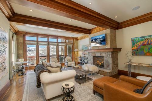 Lorian 4 - Luxurious Ski-in Ski-out Forest Condo