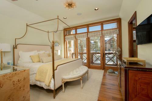 Lorian 4 - Luxurious Ski-in Ski-out Forest Condo