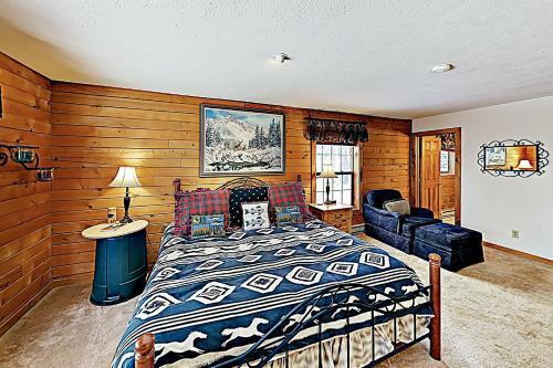 New Listing! Lovely Log Mountain Home With Fireplace Home