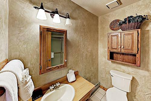 New Listing! Lovely Log Mountain Home With Fireplace Home