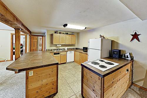 New Listing! Lovely Log Mountain Home With Fireplace Home
