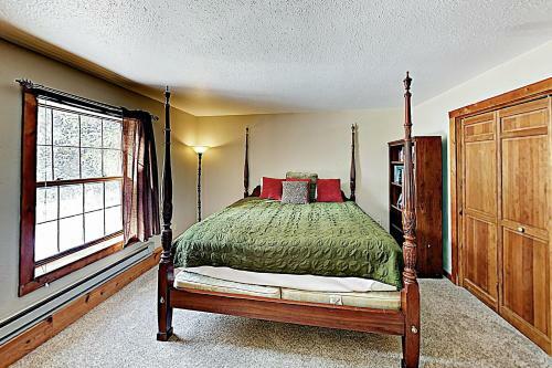 New Listing! Lovely Log Mountain Home With Fireplace Home