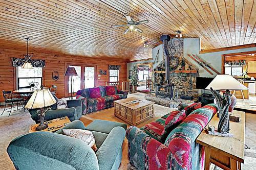 New Listing! Lovely Log Mountain Home With Fireplace Home