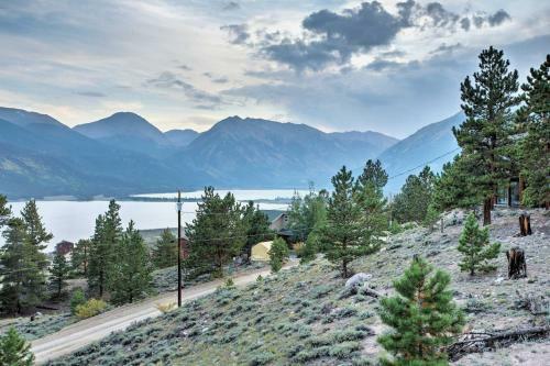Gorgeous Twin Lakes Home With Deck Overlooking Mtns!