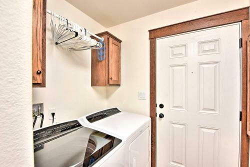Gorgeous Twin Lakes Home With Deck Overlooking Mtns!