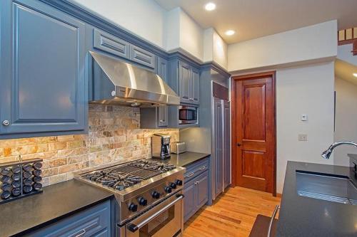 Pacific Ave West 530 - Town Jewel