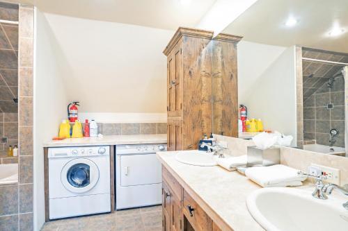 Quakey Lane 241 - Strong Elk