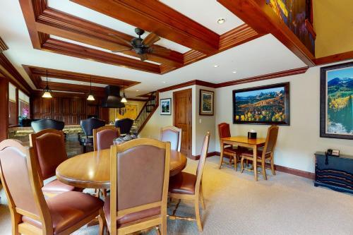 Lion Square Lodge South 750