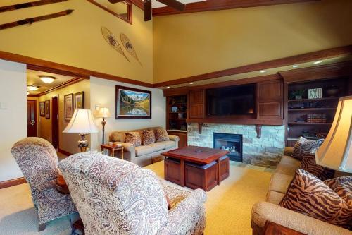 Lion Square Lodge South 750a