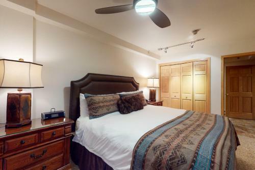 Lion Square Lodge North 180