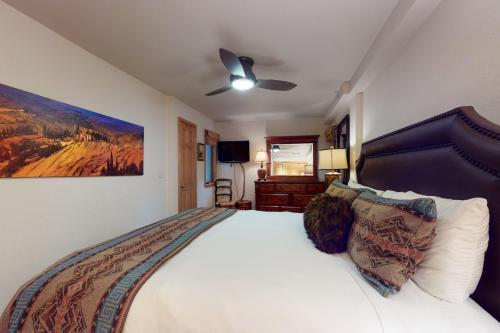 Lion Square Lodge North 180