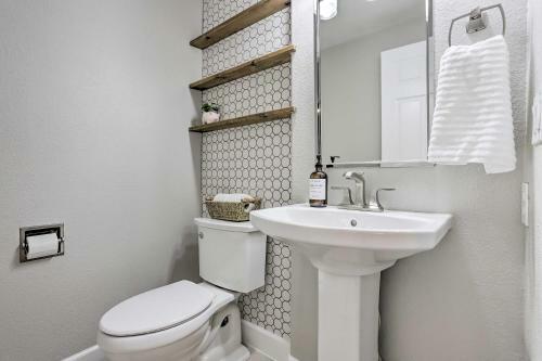 Apartamento Parkside Getaway With Fire Pit By Windsor Lake!