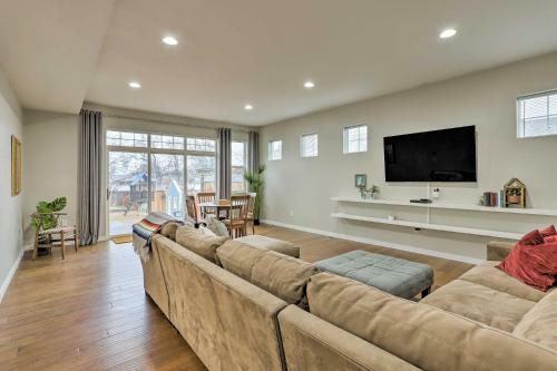 Apartamento Parkside Getaway With Fire Pit By Windsor Lake!