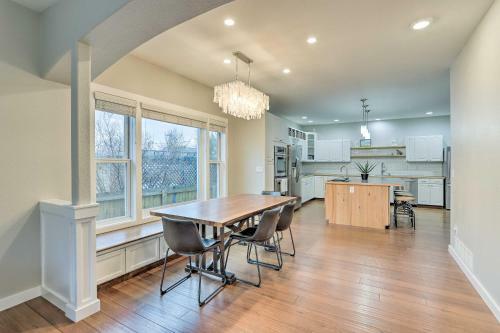 Apartamento Parkside Getaway With Fire Pit By Windsor Lake!