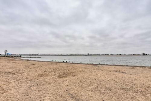 Apartamento Parkside Getaway With Fire Pit By Windsor Lake!