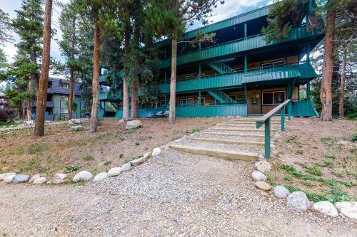 Modern Hi Country Haus Getaway 10-15