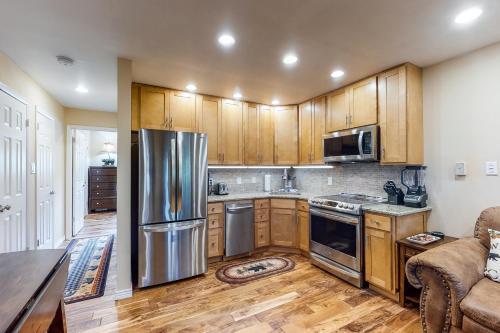 Modern Hi Country Haus Getaway 10-15