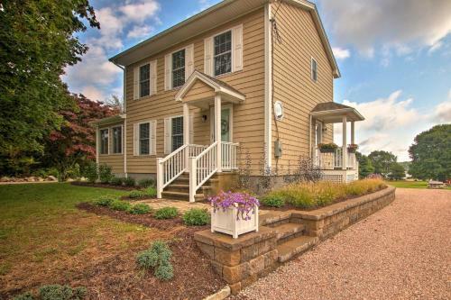 Pawcatuck Riverfront Home With Yard - Mins To Beach!