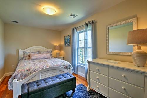 Pawcatuck Riverfront Home With Yard - Mins To Beach!