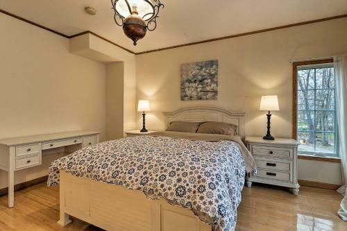 Masons Island Home With Balcony, Steps To Ocean