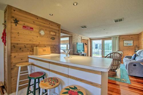 Niantic Getaway With Water Views - Walk To Beach