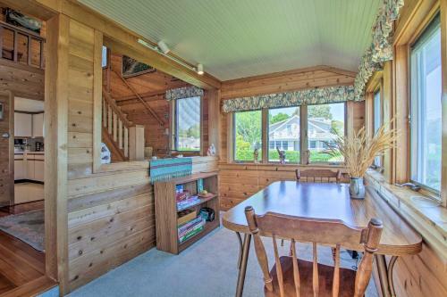Niantic Getaway With Water Views - Walk To Beach