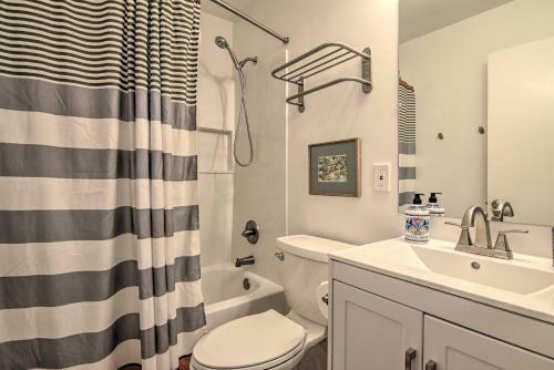 Stylish Townhome About 1 Mi To Beach And Boardwalk!