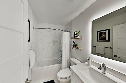 Walk To Beach! Modern Retreat With Rooftop Deck Townhouse