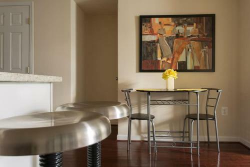 Apartamento ** Stacked Rowhome ** Up & Coming ** Convenience