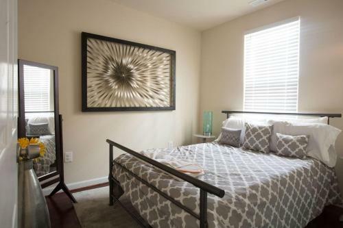 Apartamento ** Stacked Rowhome ** Up & Coming ** Convenience