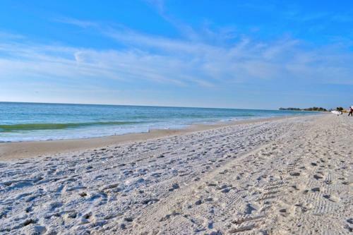 Beach Bungalow - East 2205