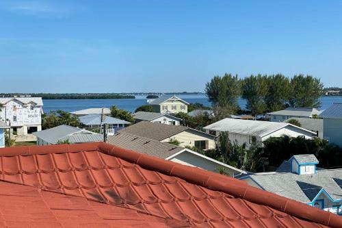 Townhome Located 200 Steps To A Locals-only Beach!