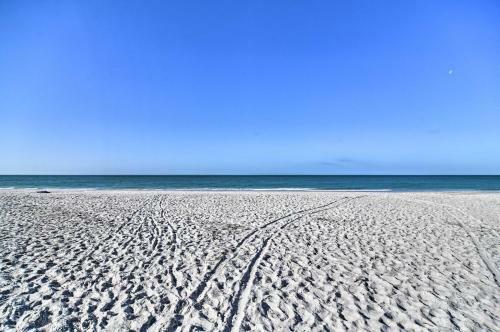 Townhome Located 200 Steps To A Locals-only Beach!