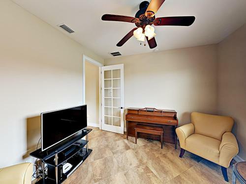 New Listing! Upscale Home With Caged Pool & Lanai Home