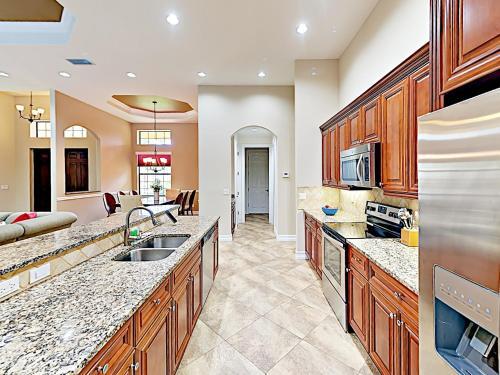 New Listing! Upscale Home With Caged Pool & Lanai Home