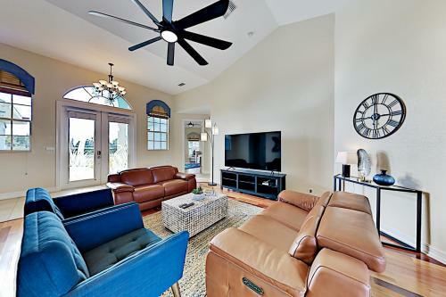 Canal-front Home - Pool & Hot Tub - Private Dock Home
