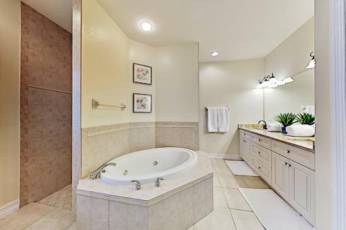 Canal-front Home - Pool & Hot Tub - Private Dock Home