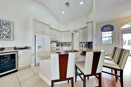 Canal-front Home - Pool & Hot Tub - Private Dock Home
