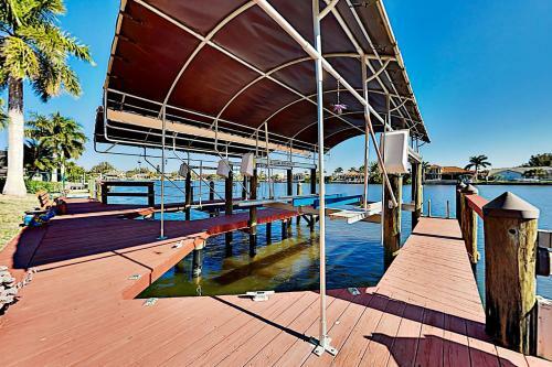 Canal-front Home - Pool & Hot Tub - Private Dock Home