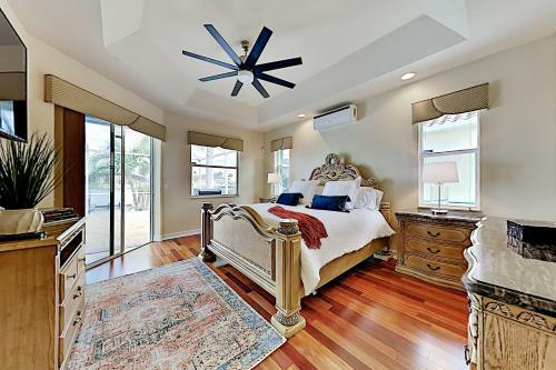 Canal-front Home - Pool & Hot Tub - Private Dock Home