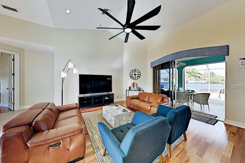 Canal-front Home - Pool & Hot Tub - Private Dock Home