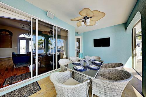 Canal-front Home - Pool & Hot Tub - Private Dock Home