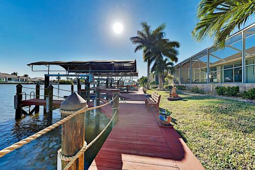 Canal-front Home - Pool & Hot Tub - Private Dock Home